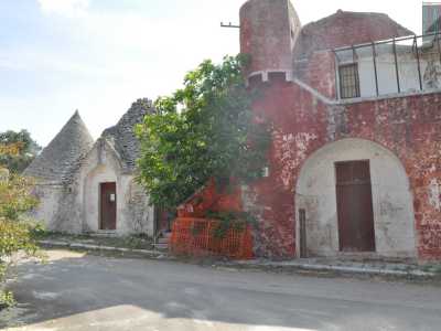 Accanto al corpo di fabbrica ottocentesco vi sono anche quattro trulli, anch�essi in avanzato stato di degrado, che costituiscono la parte pi� antica del complesso